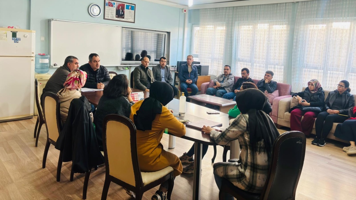 60.Yıl Şehit Mustafa Akar Ortaokulunda Yas Süreci Hakkında Bilgilendirme Toplantısı yapıldı.
